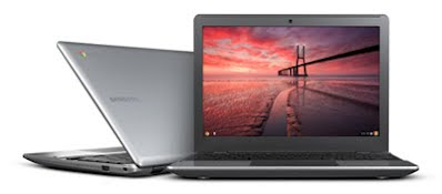 Valikoima Chromebook-tietokoneita luokkahuoneessa valmiina oppilaiden käyttöön
